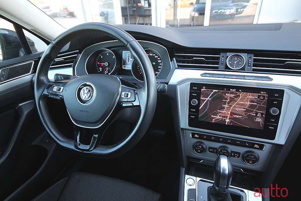 2018' Volkswagen Passat photo #4