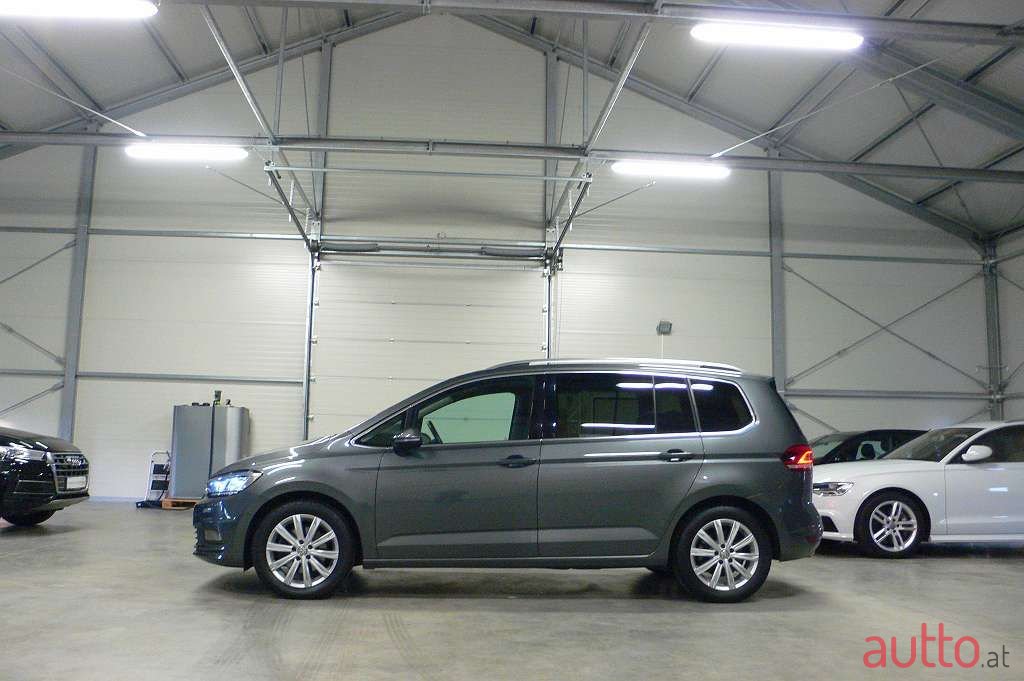 2018' Volkswagen Touran photo #4