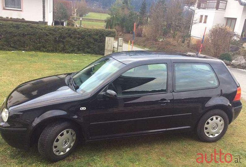 2002' Volkswagen Golf photo #1