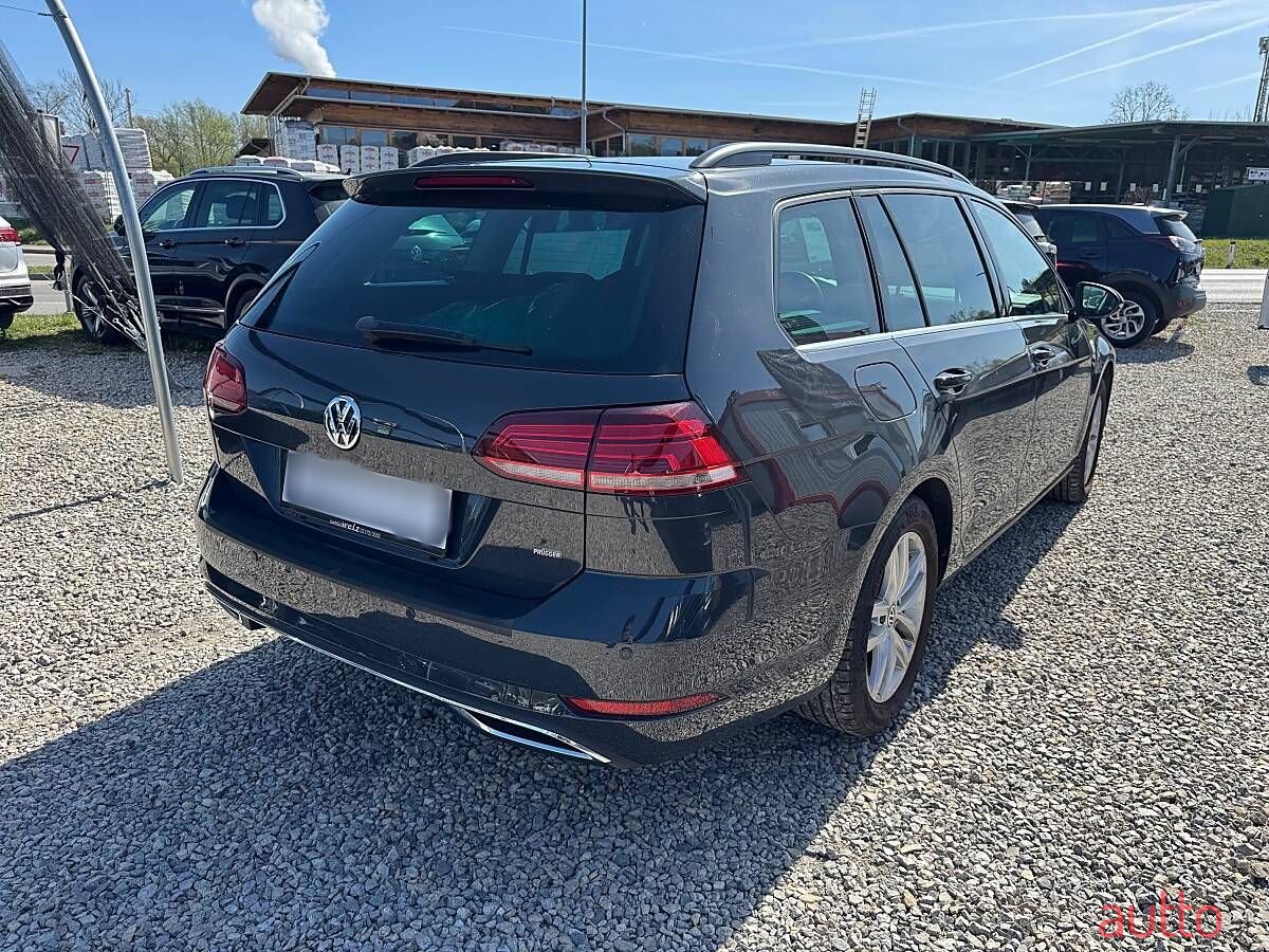 2017' Volkswagen Golf photo #3