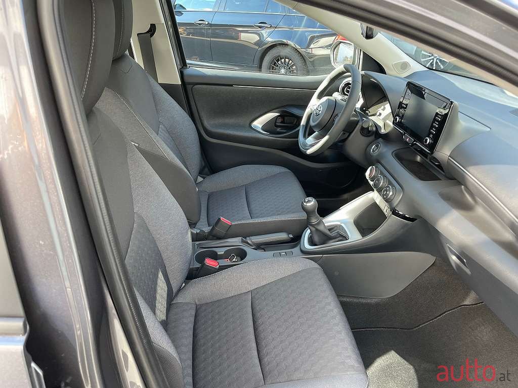 2022' Toyota Yaris photo #6