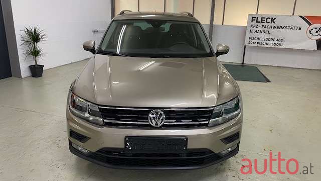 2018' Volkswagen Tiguan photo #2