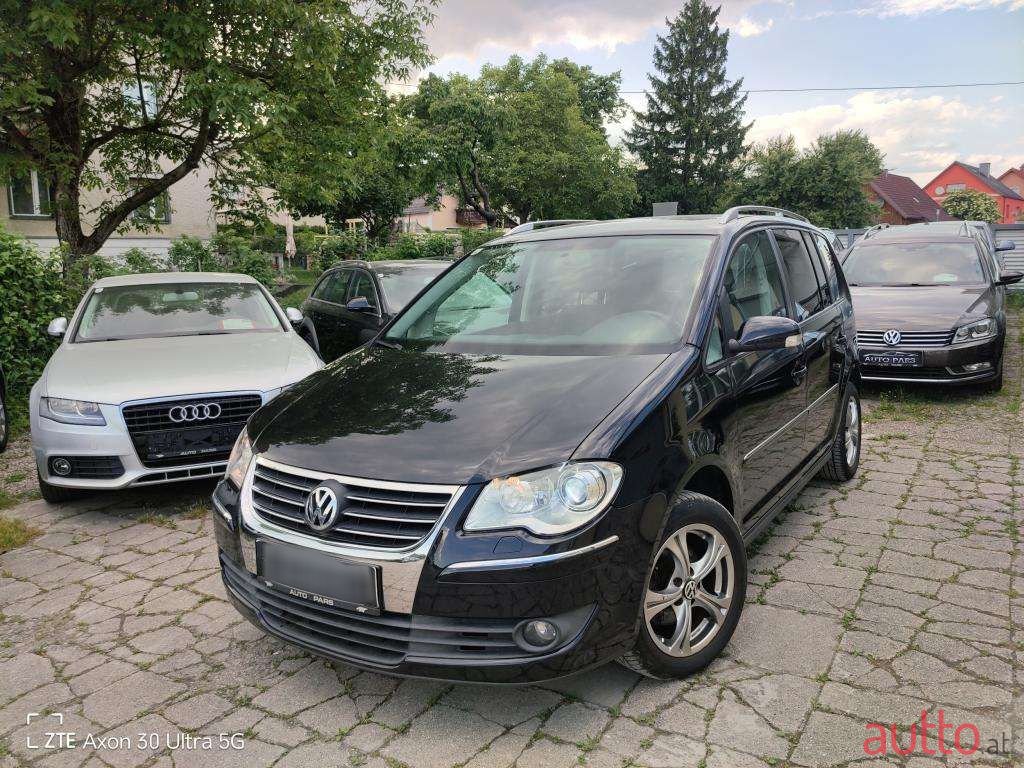 2008' Volkswagen Touran photo #1