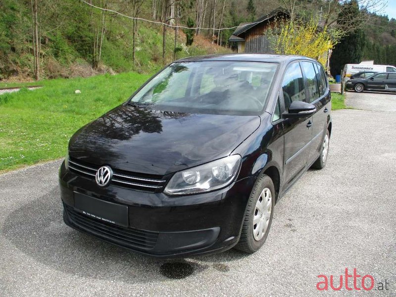 2011' Volkswagen Touran photo #1