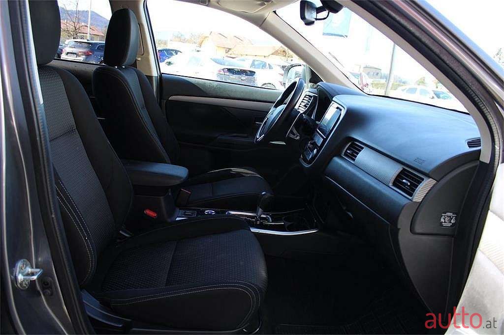 2018' Mitsubishi Outlander photo #5