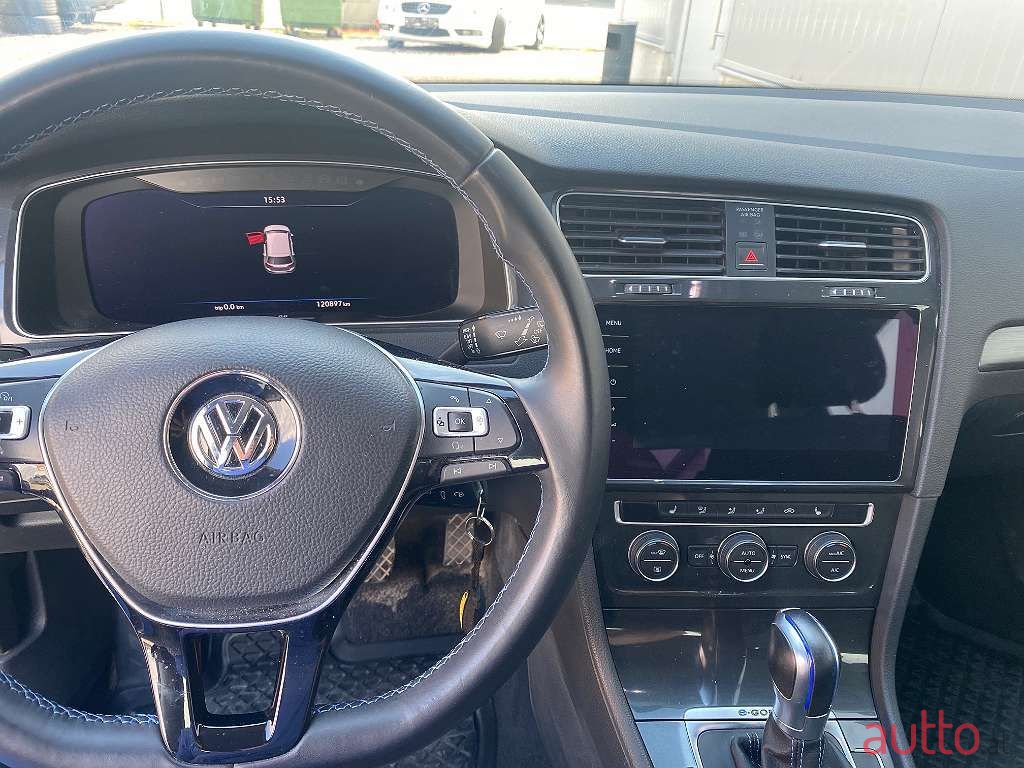 2017' Volkswagen Golf photo #5