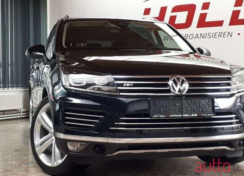 2015' Volkswagen Touareg photo #1