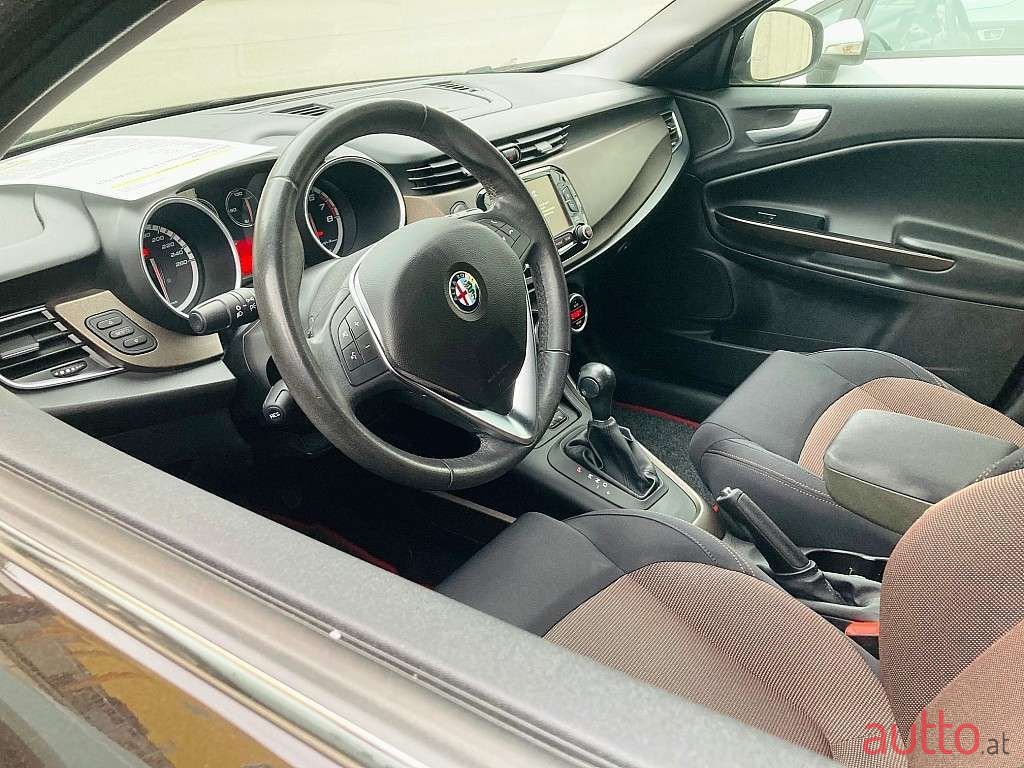 2014' Alfa Romeo Giulietta photo #3