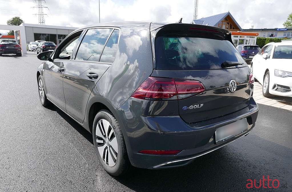 2019' Volkswagen Golf photo #4
