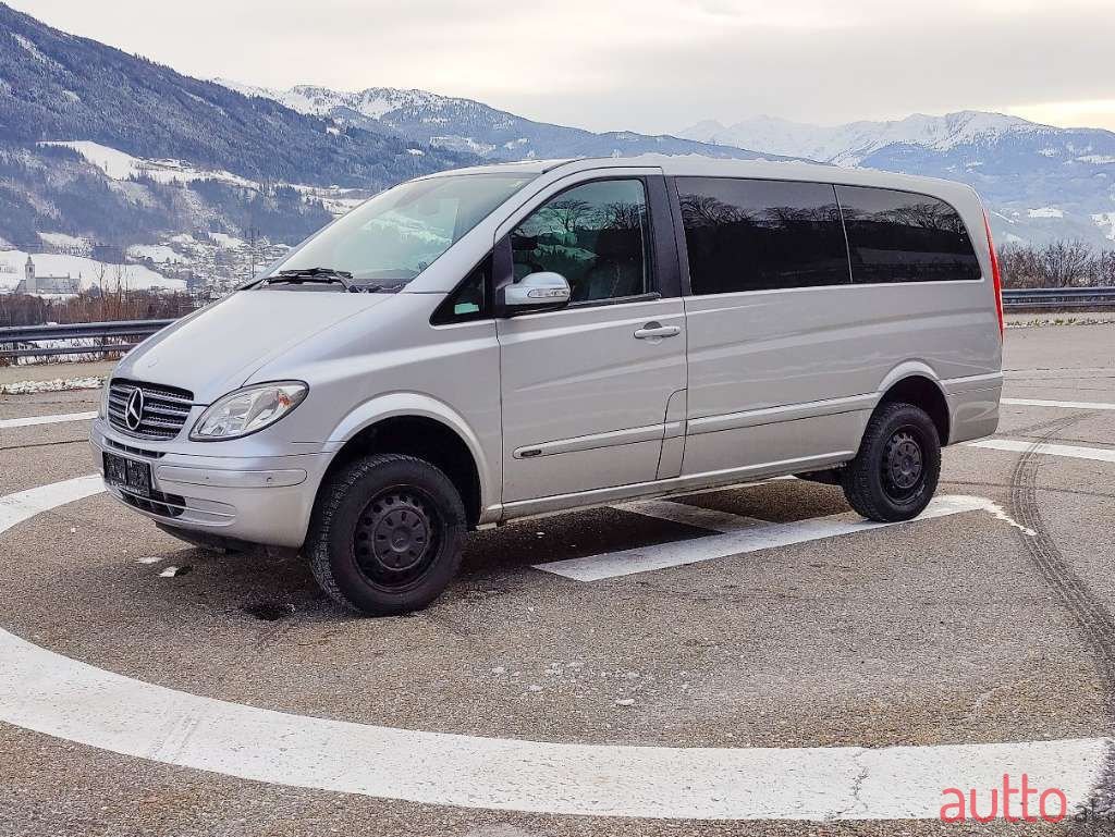 2009' Mercedes-Benz Viano photo #2