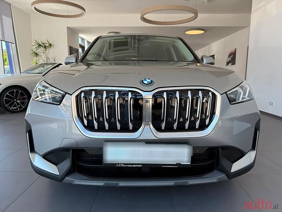 2023' BMW iX1 photo #2