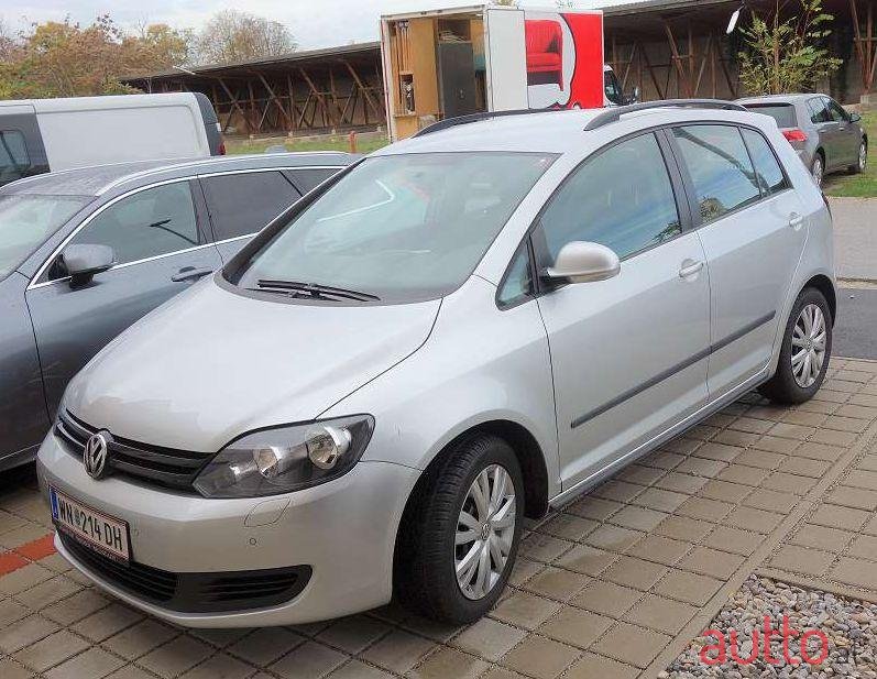 2011' Volkswagen Golf photo #2