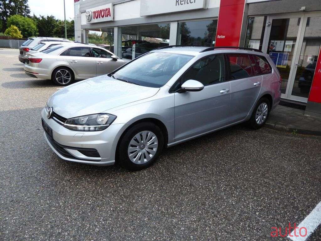 2019' Volkswagen Golf photo #2