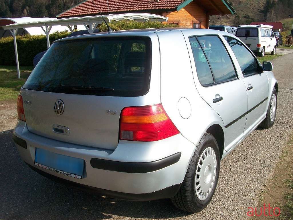 2002' Volkswagen Golf photo #2