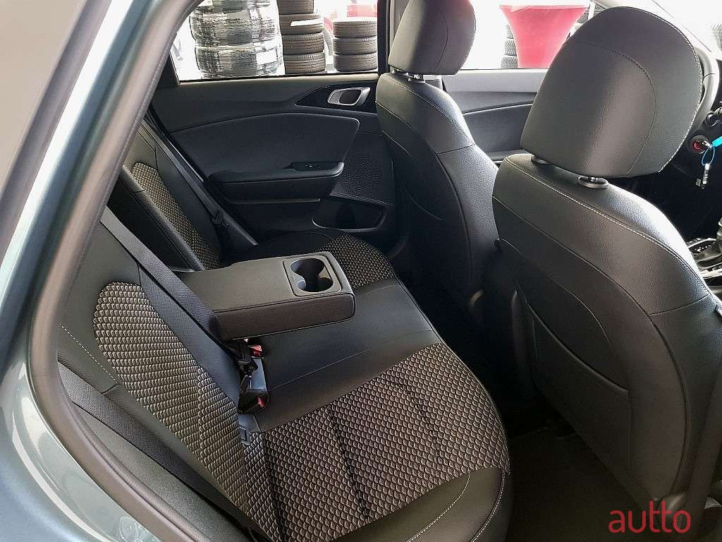 2023' Kia Ceed photo #2