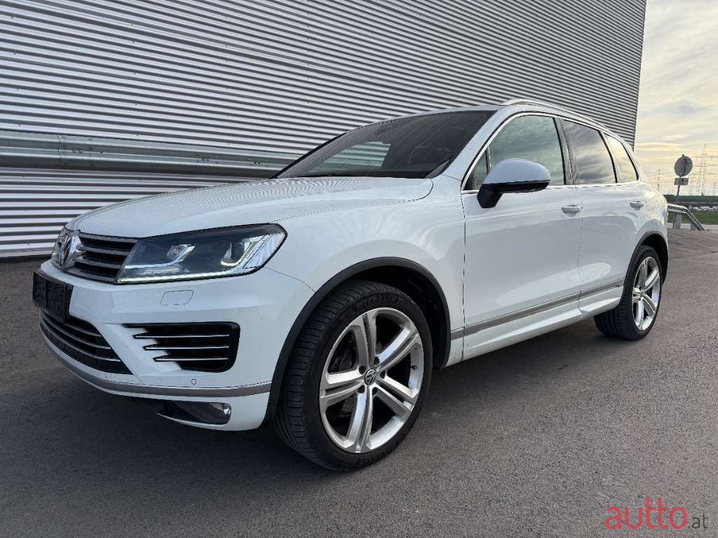 2017' Volkswagen Touareg photo #2