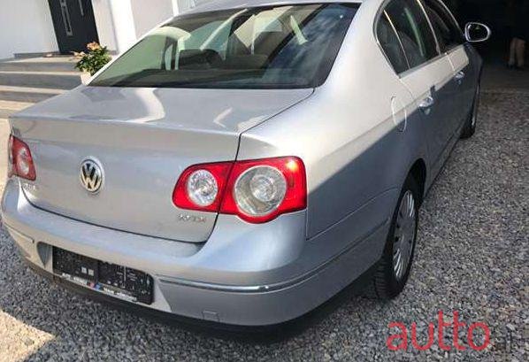 2005' Volkswagen Passat photo #4