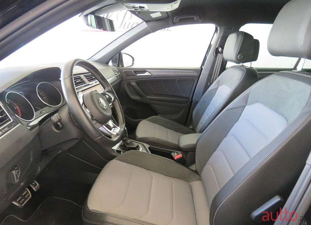 2017' Volkswagen Tiguan photo #5