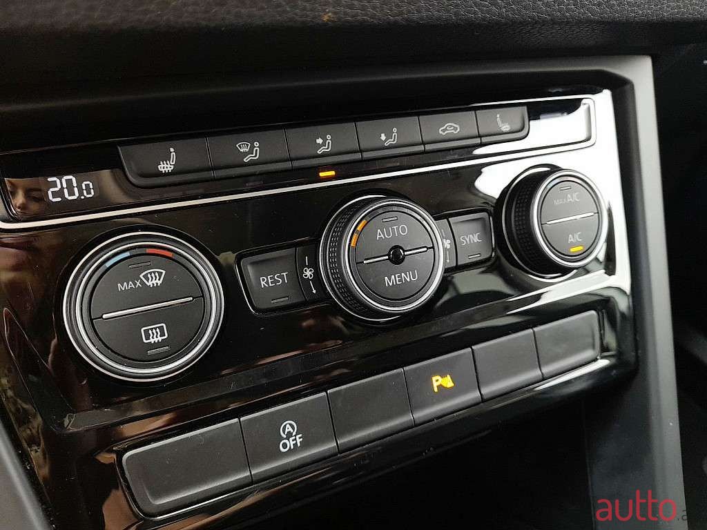 2020' Volkswagen Touran photo #3