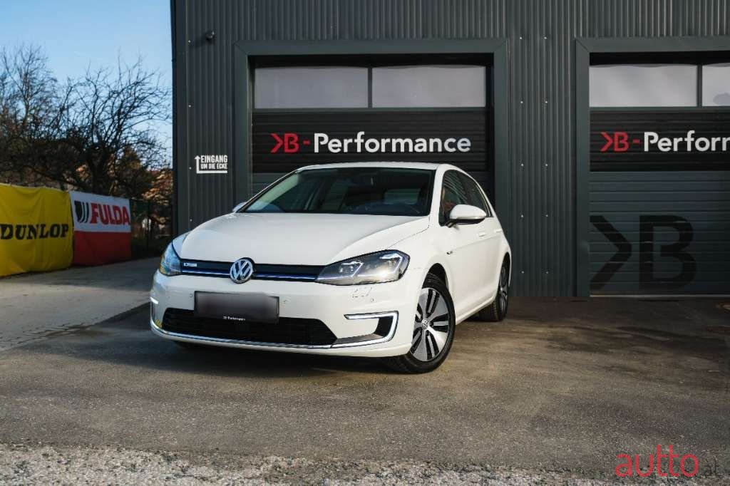 2017' Volkswagen Golf photo #2