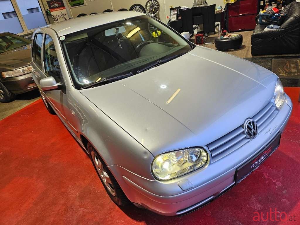 2002' Volkswagen Golf photo #2