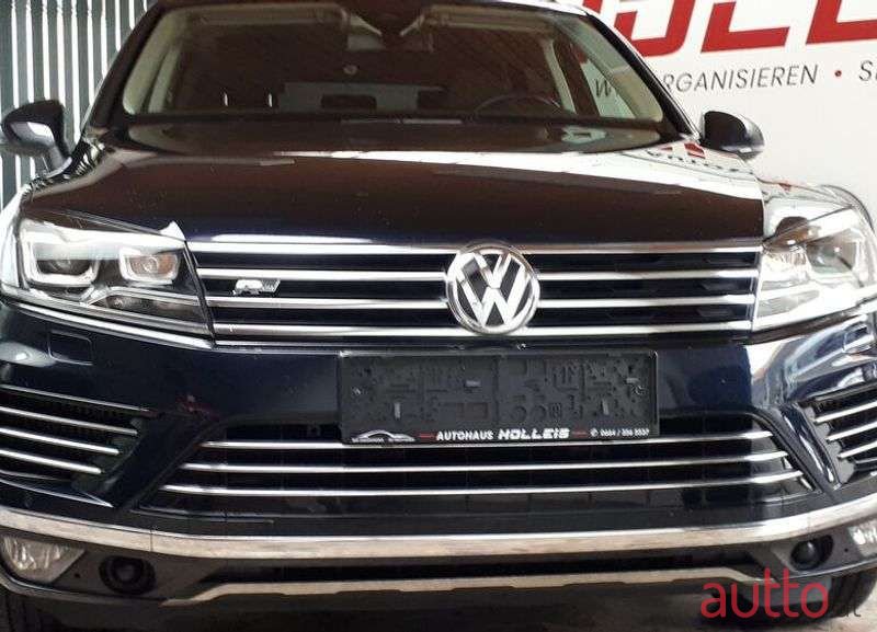 2015' Volkswagen Touareg photo #5