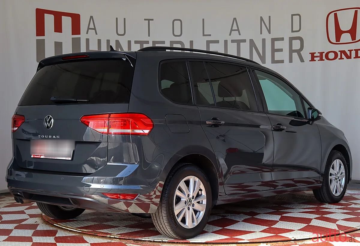 2022' Volkswagen Touran photo #2