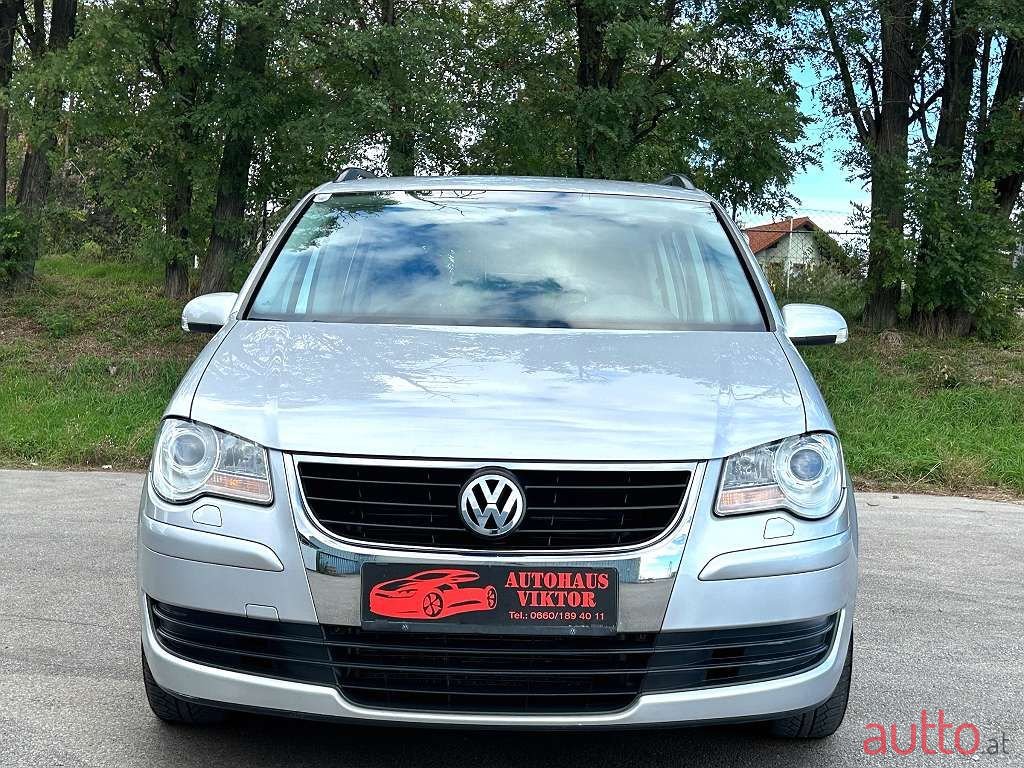 2008' Volkswagen Touran photo #2