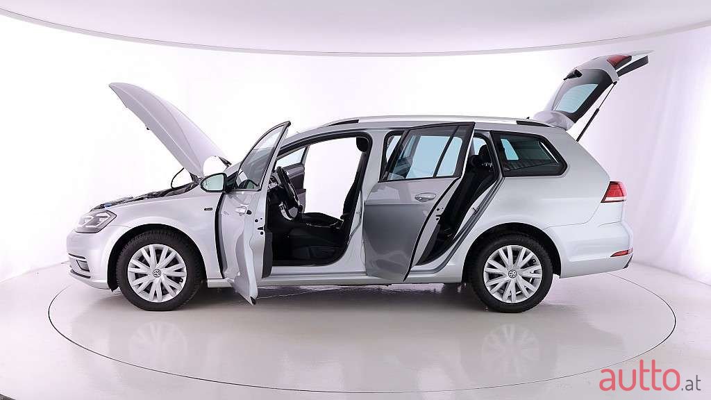 2018' Volkswagen Golf photo #2