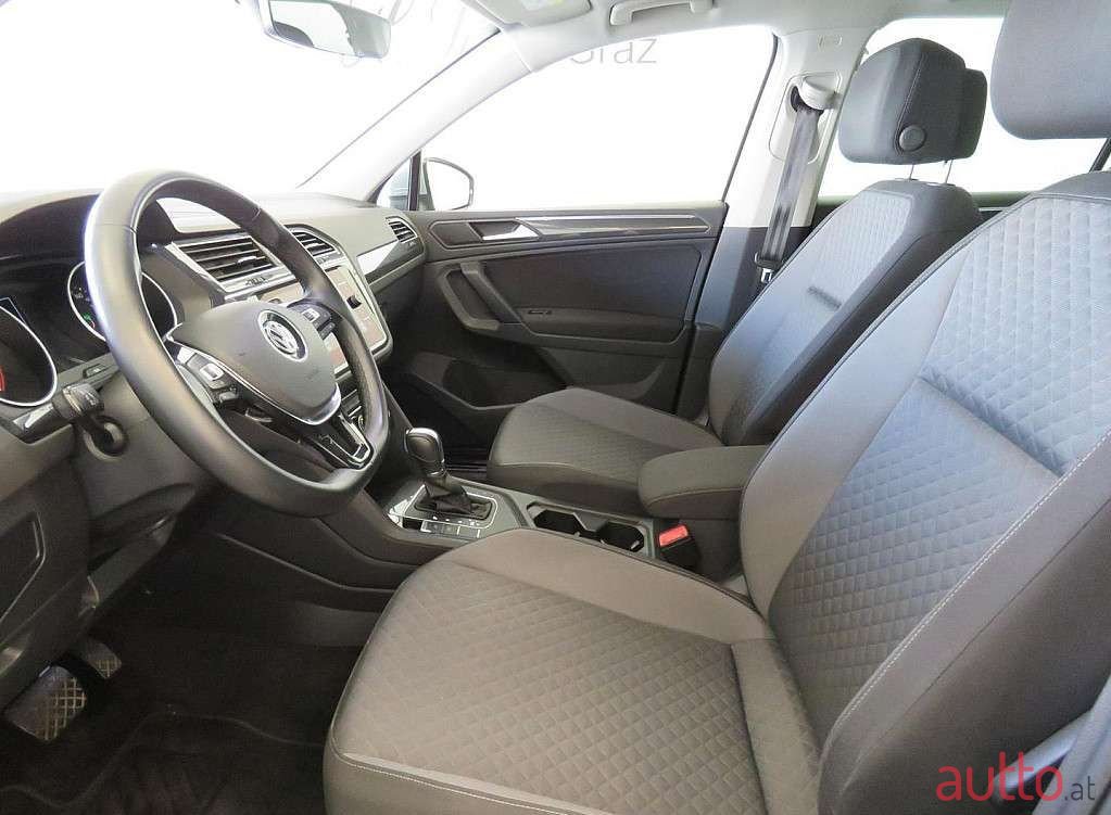 2019' Volkswagen Tiguan photo #6