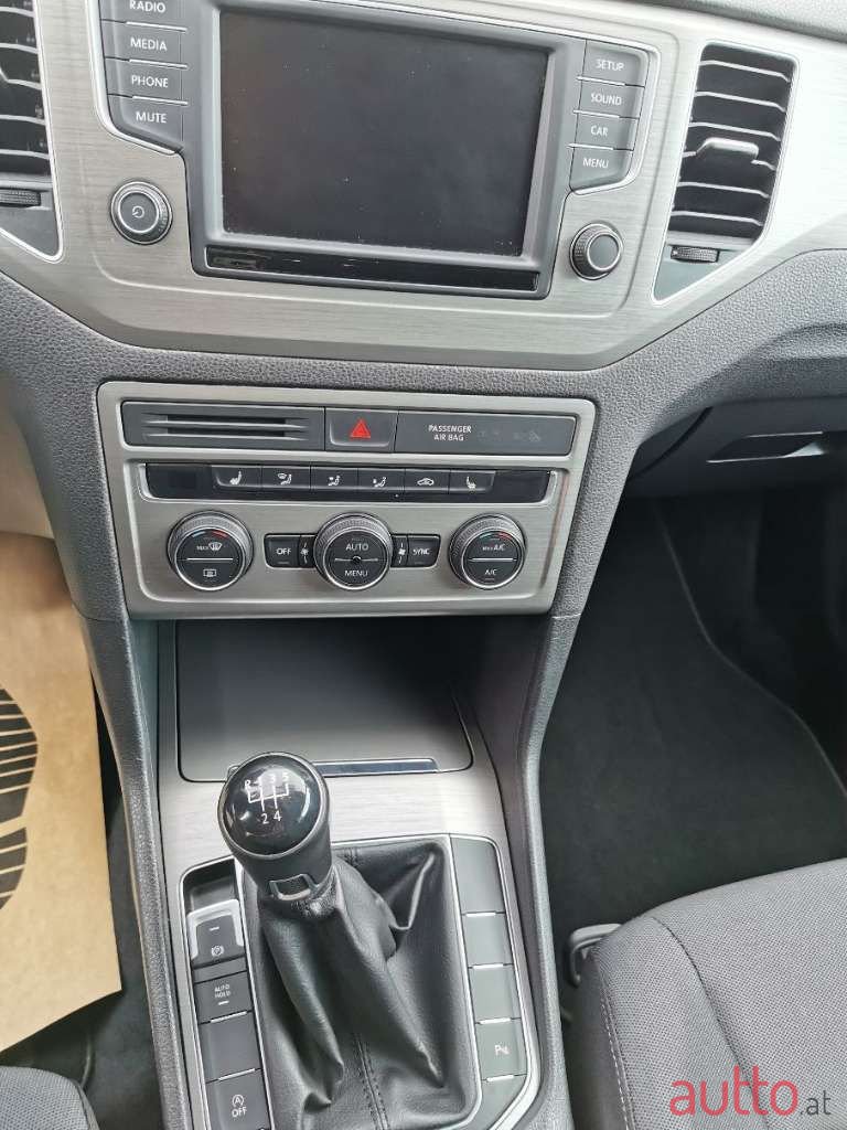 2016' Volkswagen Golf photo #6