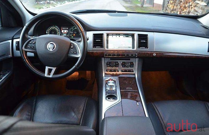 2013' Jaguar XF photo #1