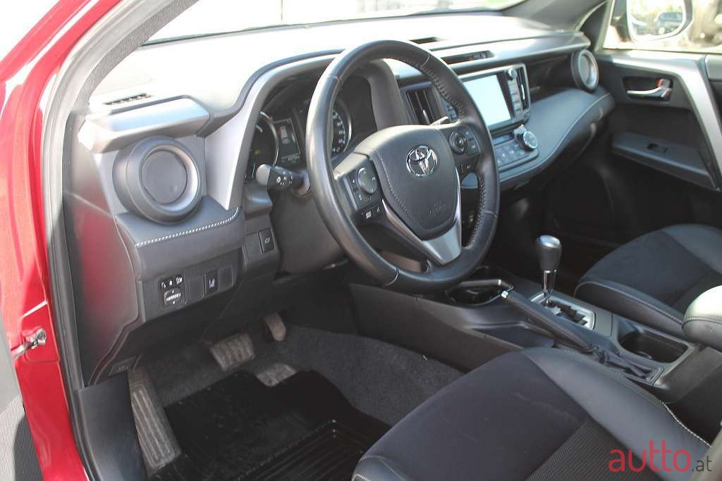 2018' Toyota RAV4 photo #4