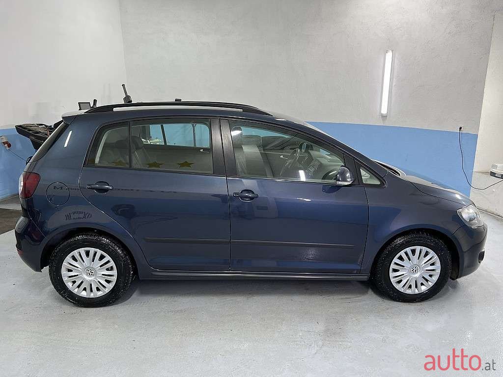 2009' Volkswagen Golf photo #6