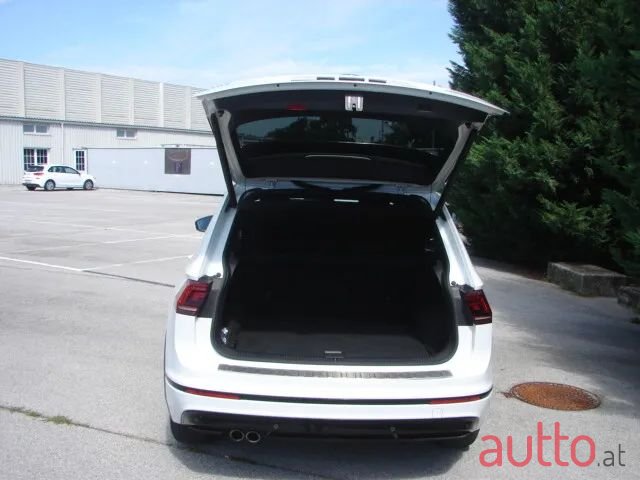 2020' Volkswagen Tiguan photo #6