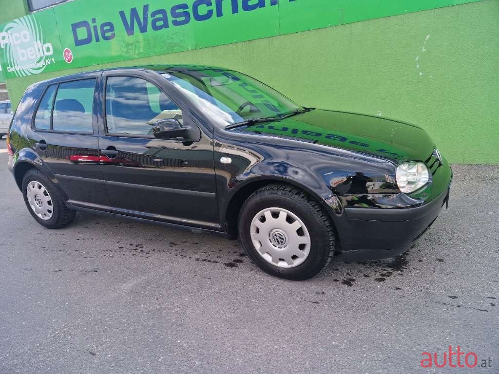 2002' Volkswagen Golf photo #1