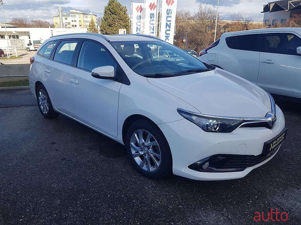 2016' Toyota Auris photo #3