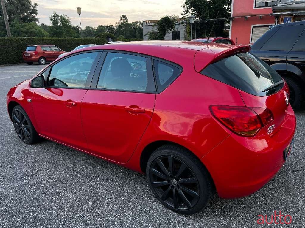 2010' Opel Astra photo #5