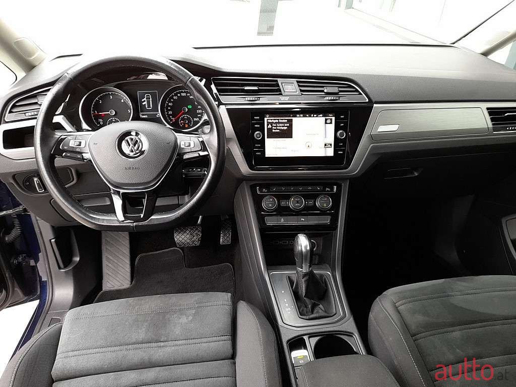 2018' Volkswagen Touran photo #2