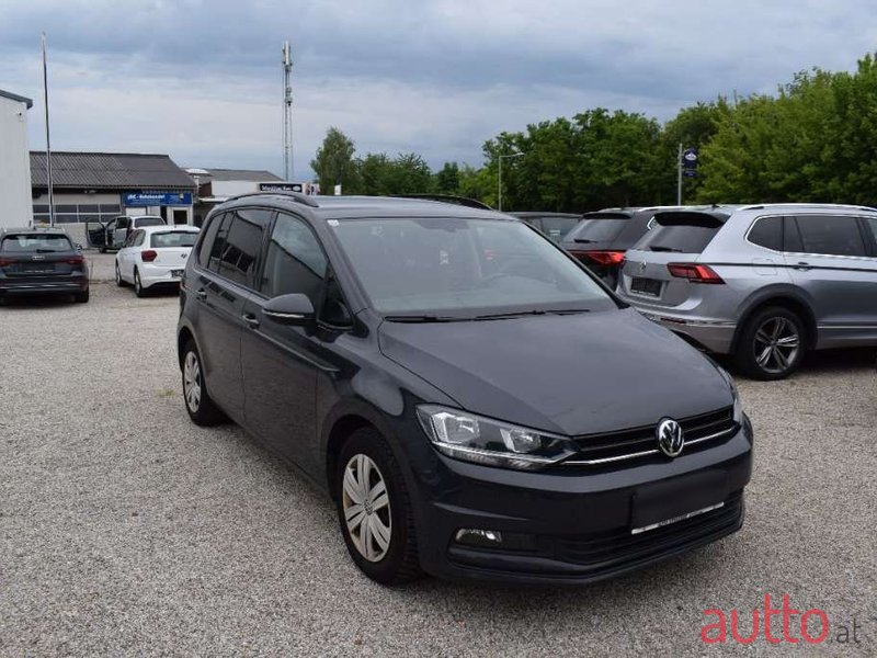 2019' Volkswagen Touran photo #4