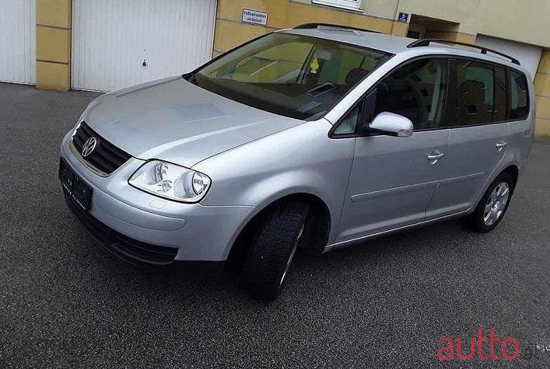 2005' Volkswagen Touran photo #1