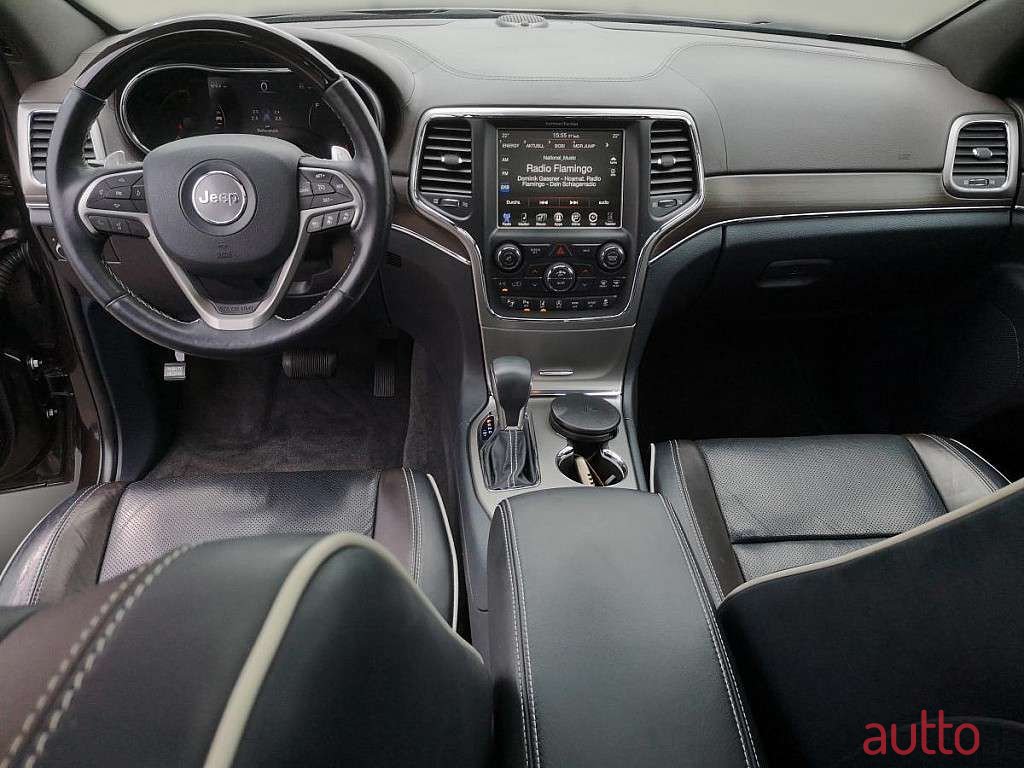 2017' Jeep Grand Cherokee photo #4