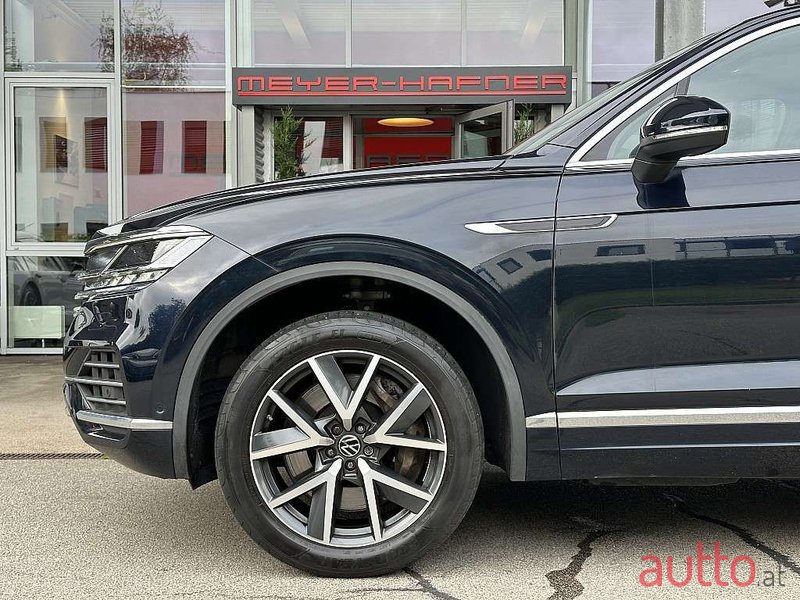 2021' Volkswagen Touareg photo #6