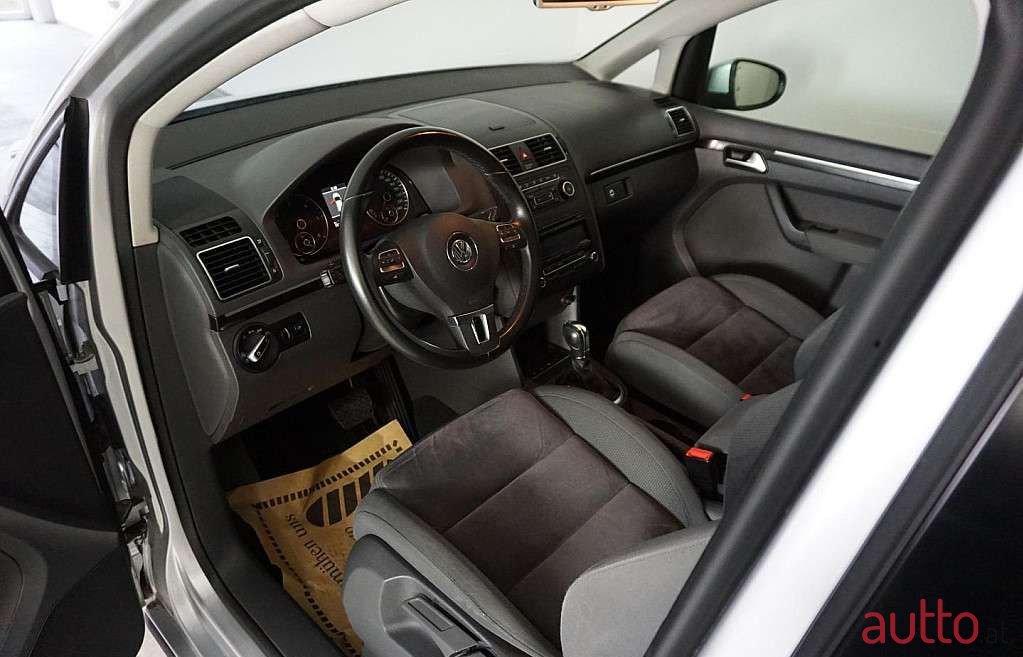 2012' Volkswagen Touran photo #3