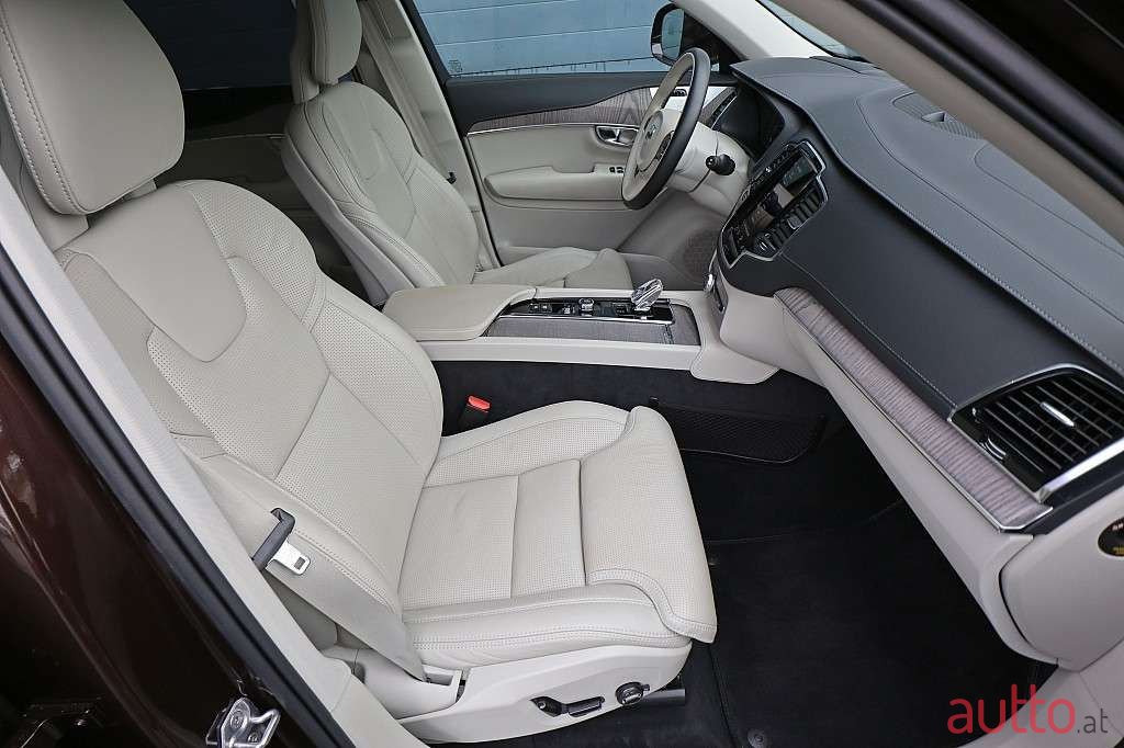 2020' Volvo XC90 photo #6