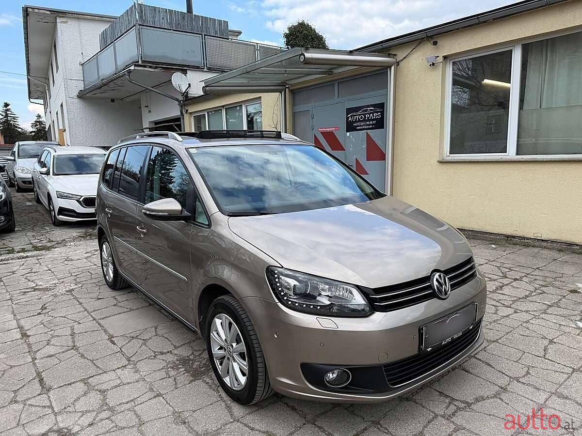 2011' Volkswagen Touran photo #3