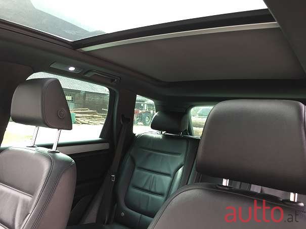 2011' Volkswagen Touareg photo #6