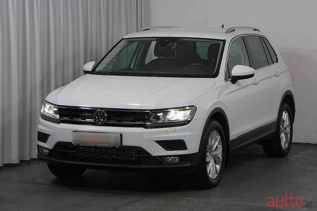 2019' Volkswagen Tiguan photo #1