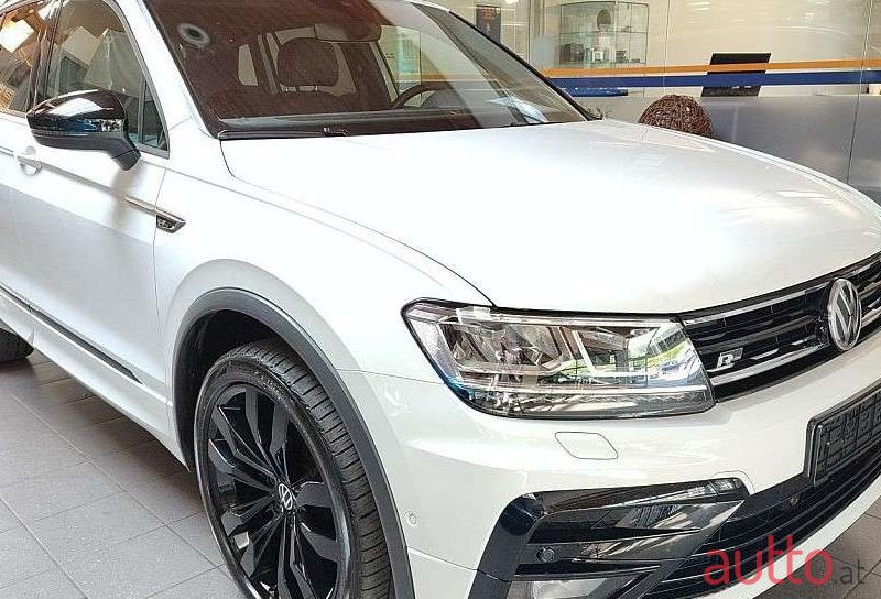 2020' Volkswagen Tiguan photo #1