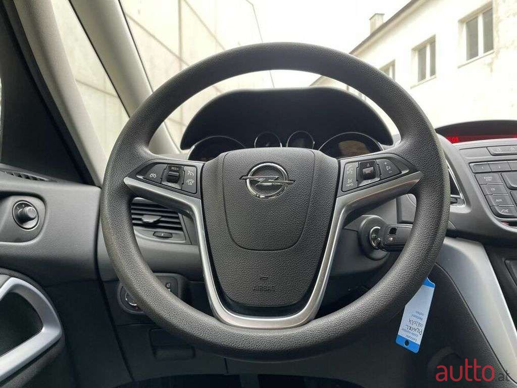 2012' Opel Zafira photo #6